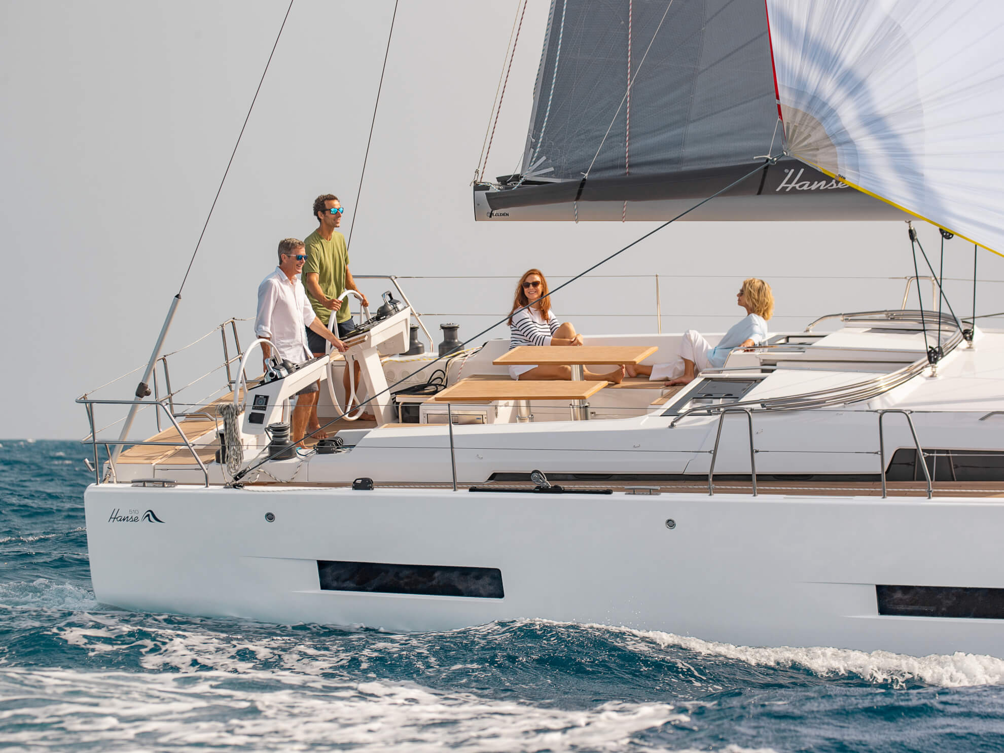 Hanse 510 Der Lagoo Hochsee Schule: Geräumiges Cockpit Mit Klarer Aufteilung, Inklusive Abgegrenztem Aktiven Bereich An Den Steuerständen Und Gemütlichem Lounge-Bereich Zum Sitzen Oder Liegen.