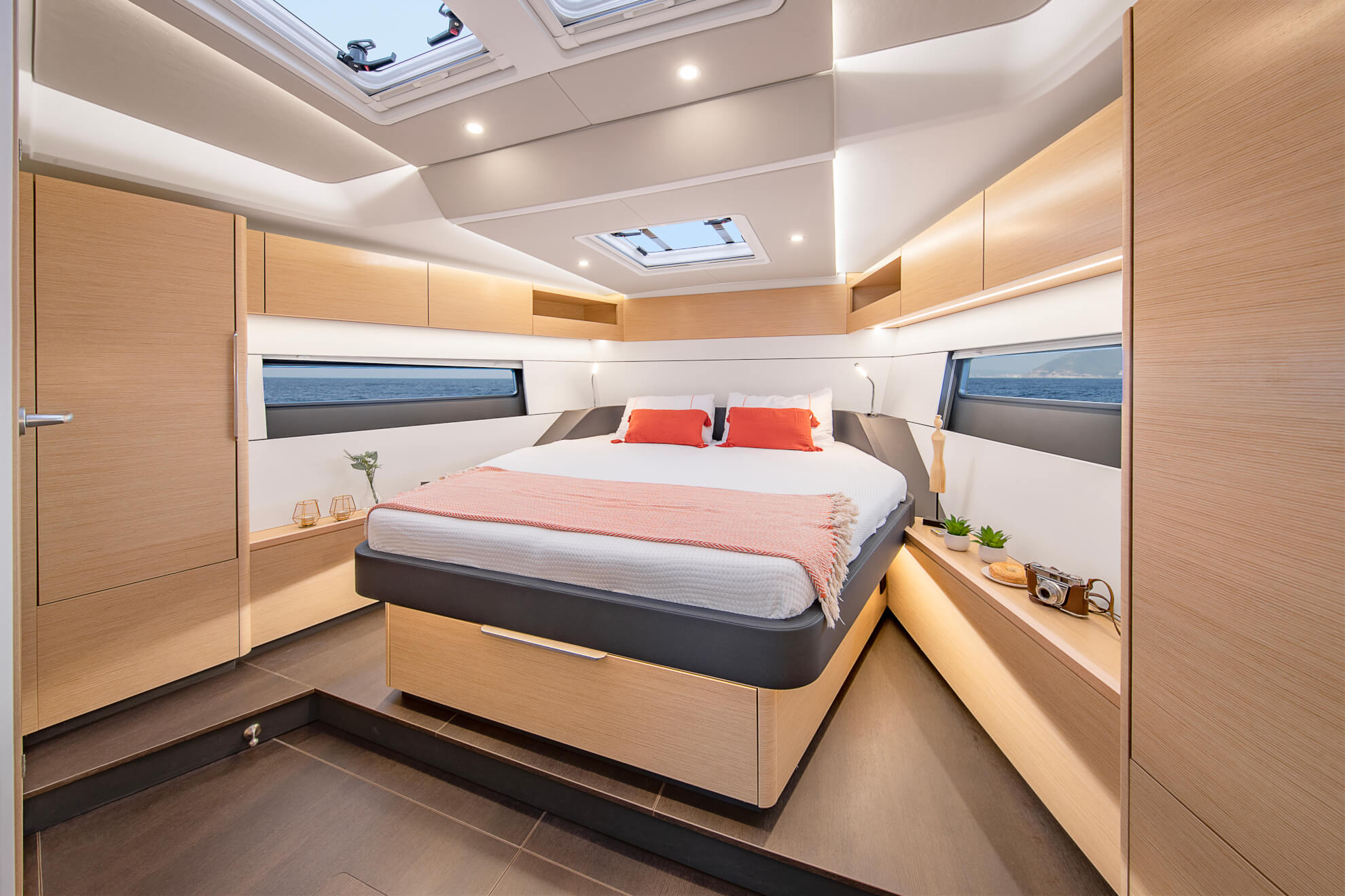 Hanse 510 Der Lagoo Hochsee Schule: Luxuriöse Master-Kabine: Grosses Inselbett, Separates WC/Dusche, Viel Stauraum, Maximale Stehhöhe, Viel Licht – Perfekter Rückzugsort Zum Entspannen Und Geniessen..